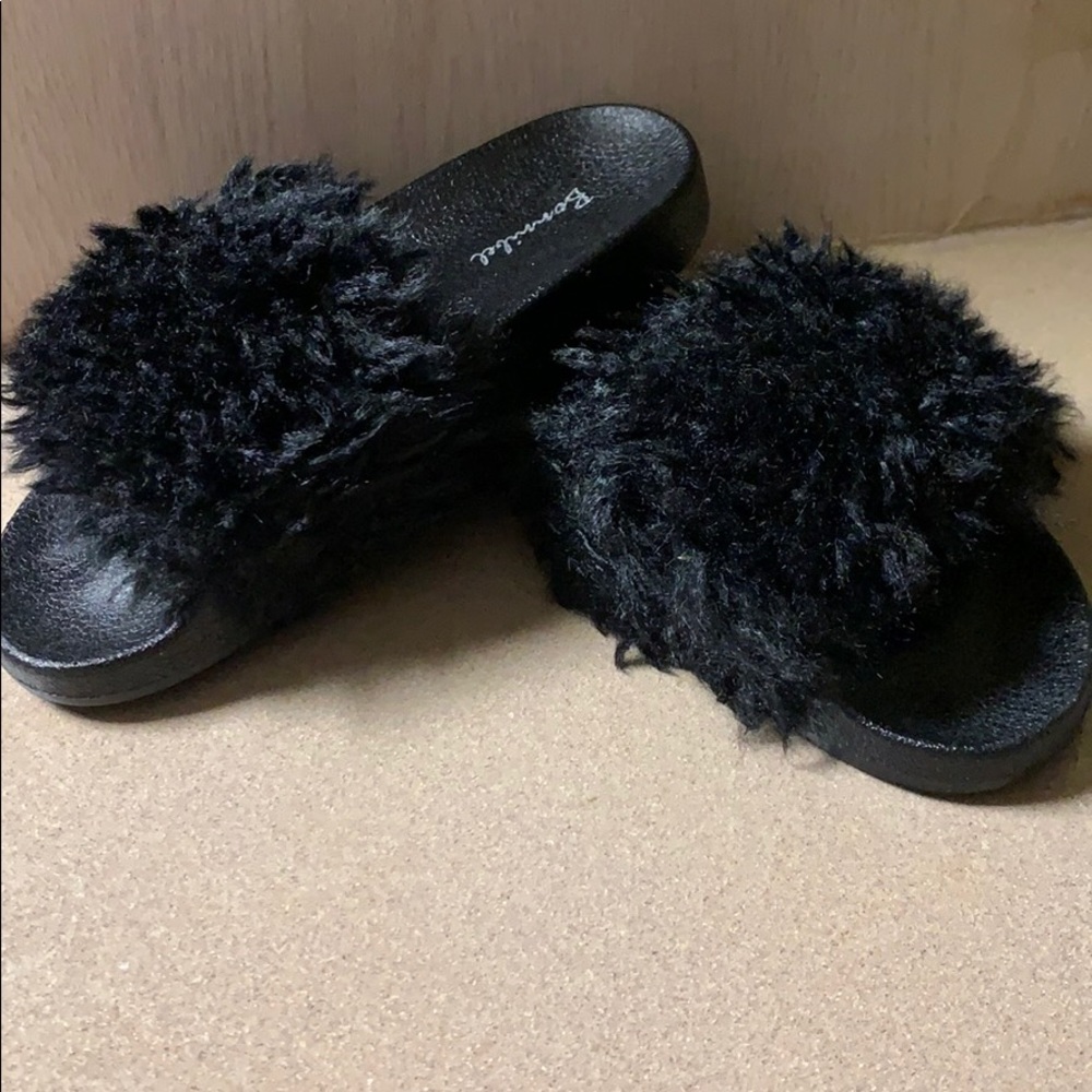 Bonnibel Black Fuzzy Faux Fur Non-Slip Slides Shoes NEW - Picture 3 of 7